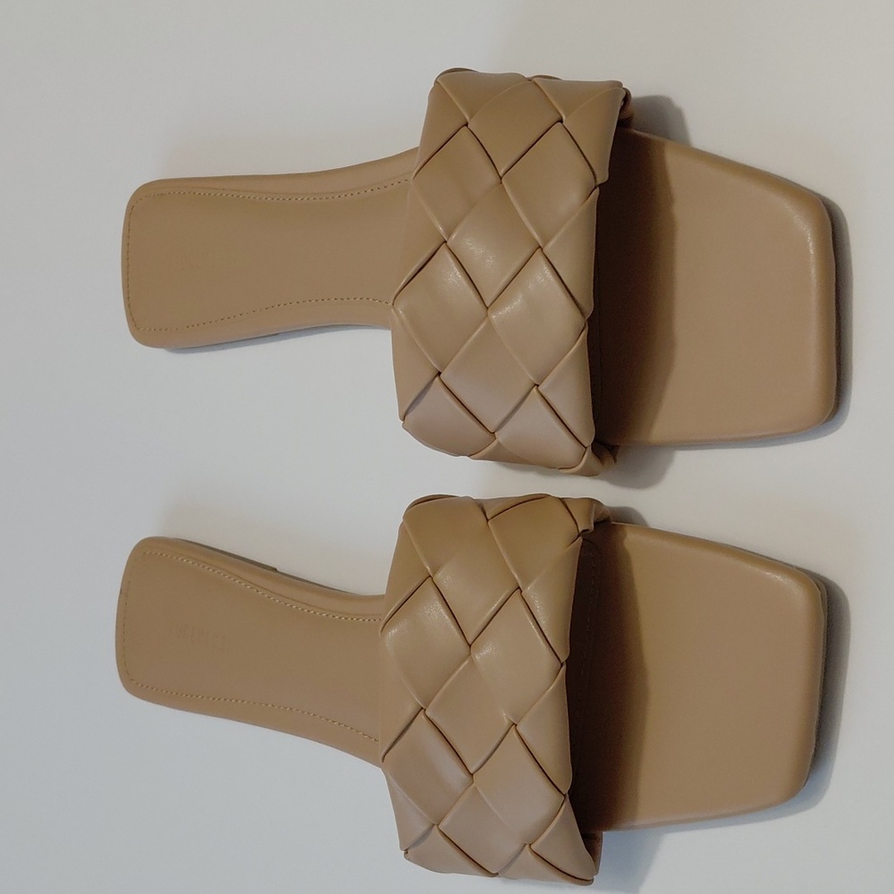 FOREVER  21 Women's Square Toe Flat Tan Sandals  - 9